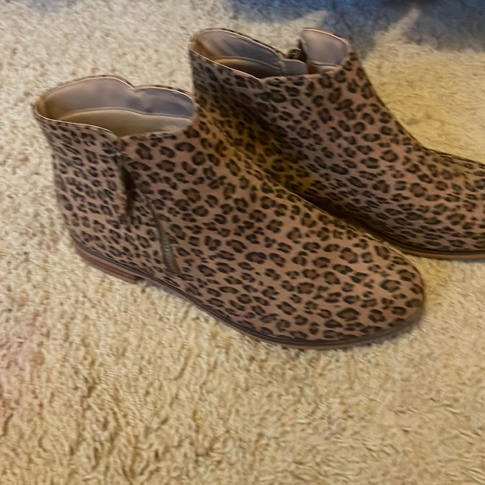 Cheetah print boots with zipper